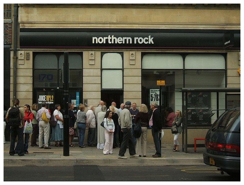 Persone in coda davanti a una filiale di Northern Rock durante la corsa agli sportelli del 2007.